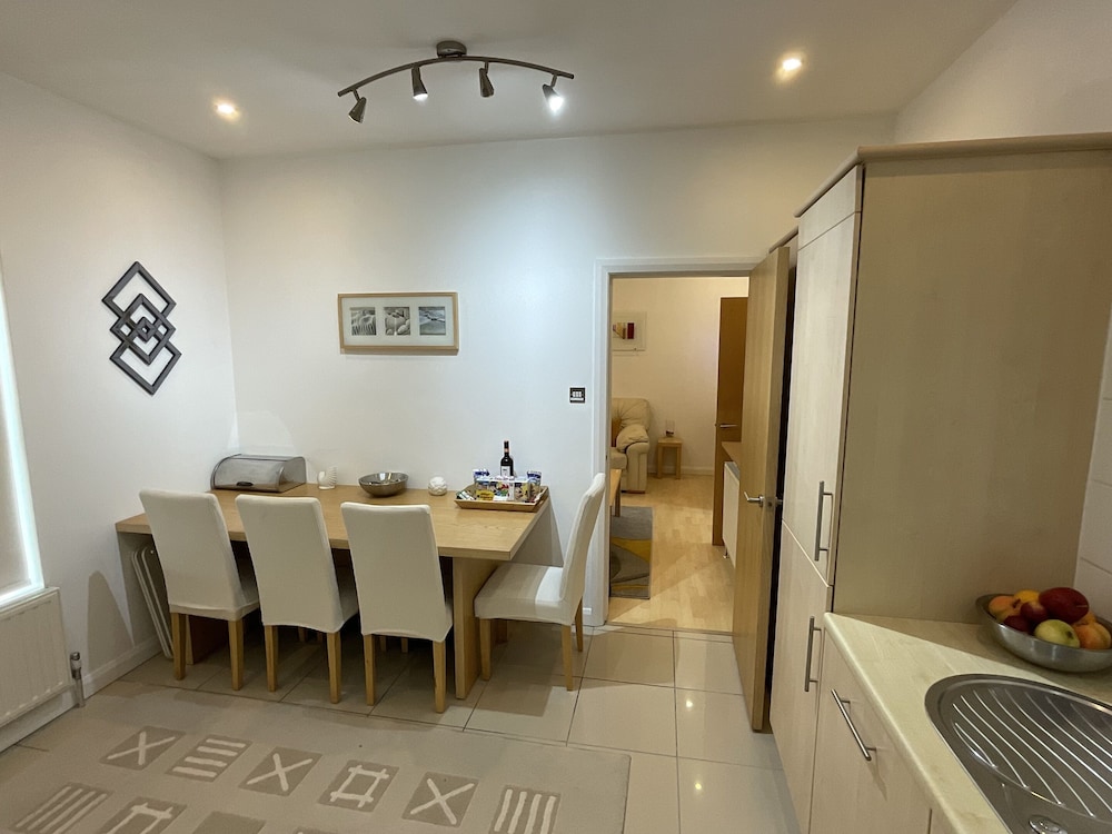Earle House Serviced Apartments 35/50