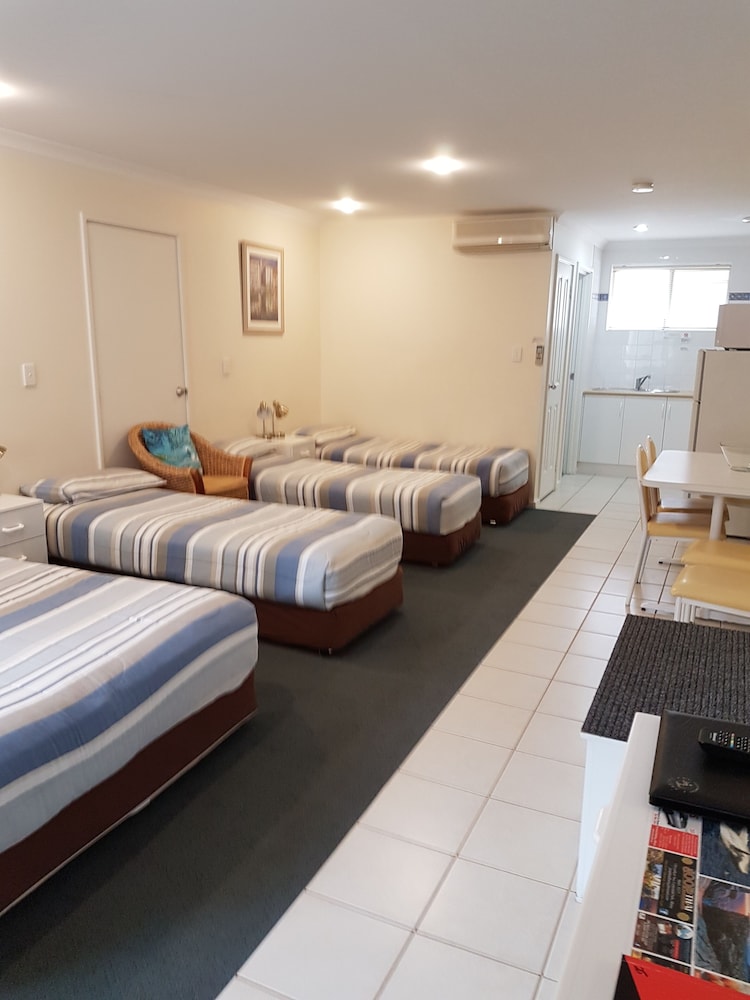 Emu Point Motel 49/70