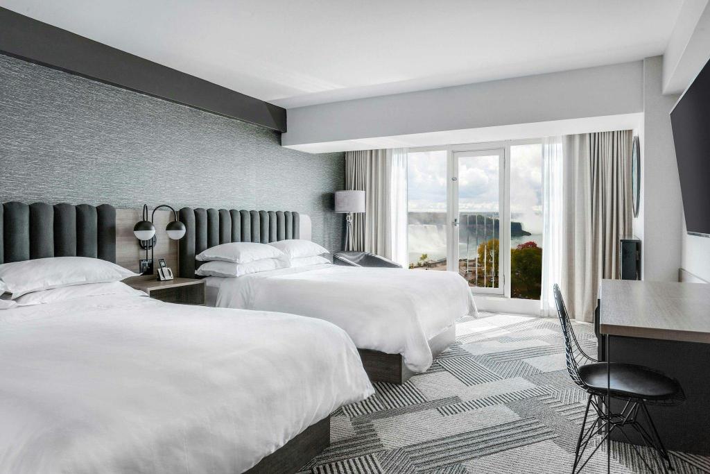 Guest Room, 2 Queen Beds, Partial Falls View, Us Falls View, Bathtub