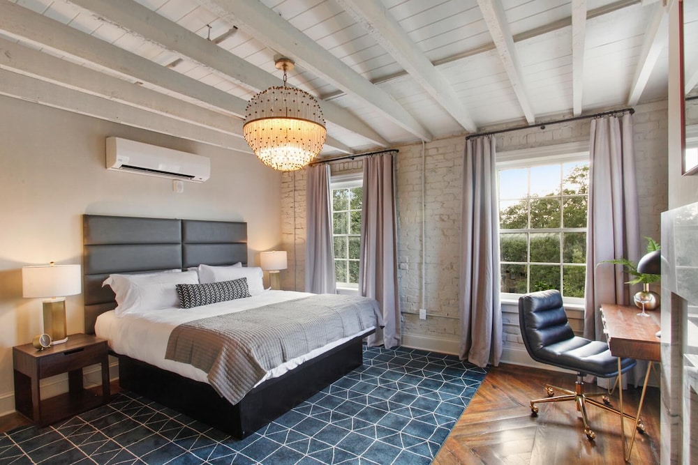 PENTHOUSE, KING BED
