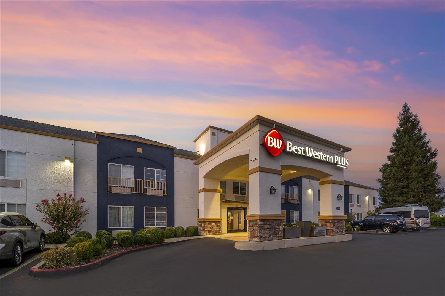 Best Western Plus Twin View Inn & Suites 1/16
