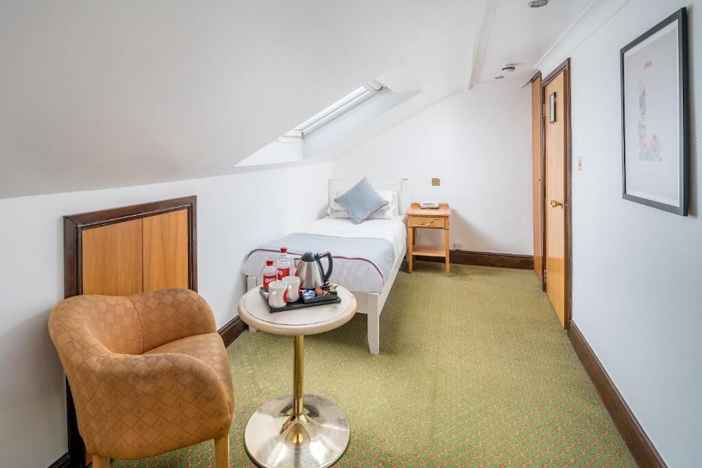 Abbey Hotel, London Shepherds Bush Market 12/36
