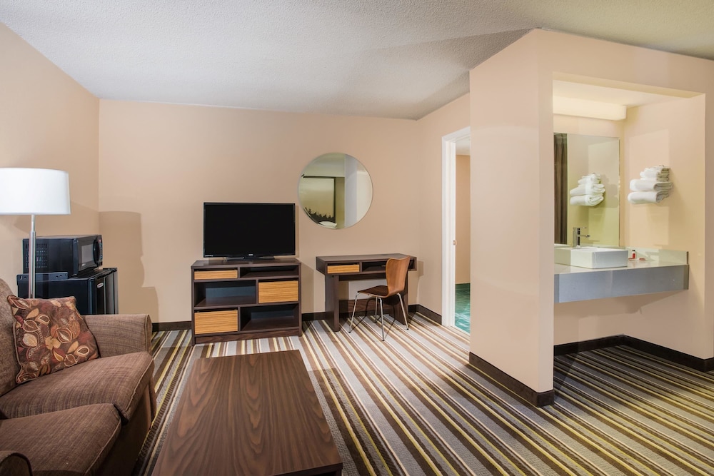 Super 8 By Wyndham Sevierville Riverside 27/45