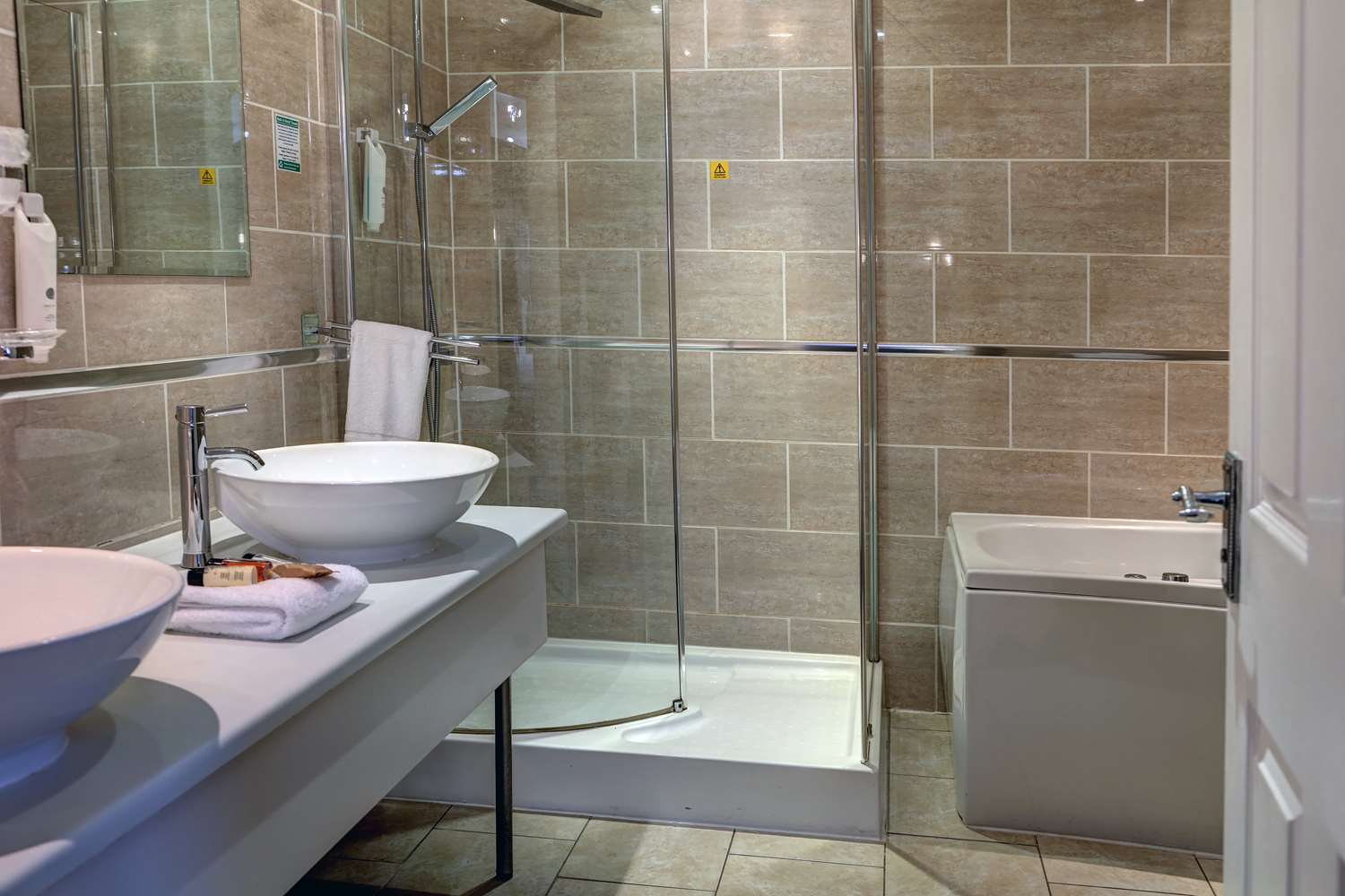 Suite, Queen Bed, Hot Tub, Best Western Thurrock Hotel 2/2