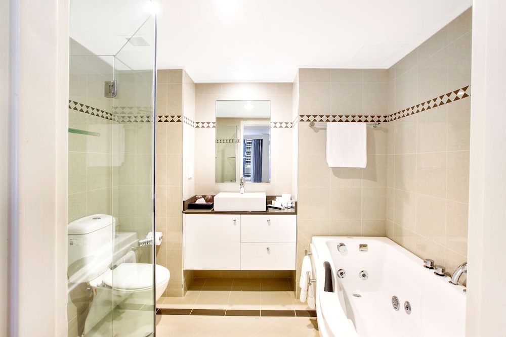 RYDGES WORLD SQUARE 28/66