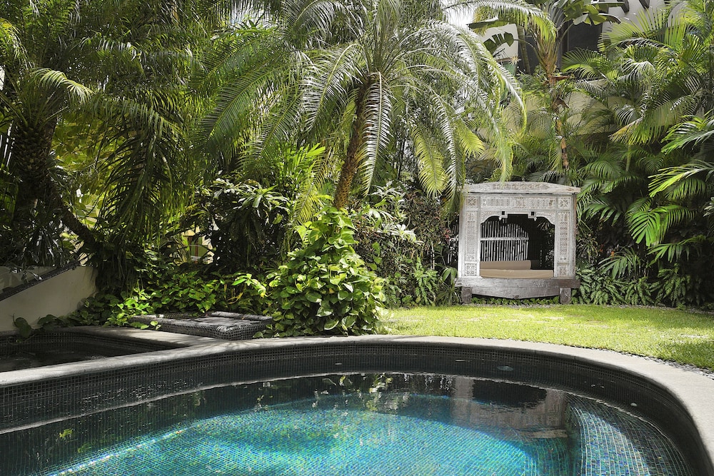 El Taj Oceanfront & Beachside Condo Hotel 72/74