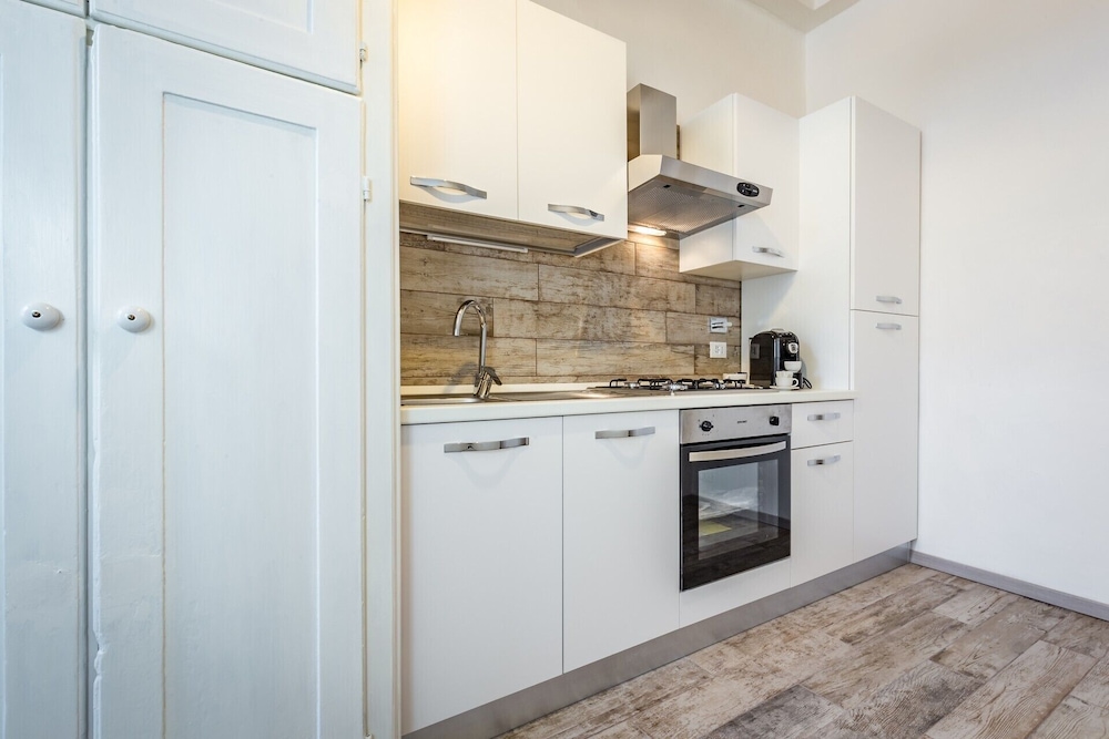 Arno Apartment B 1/32