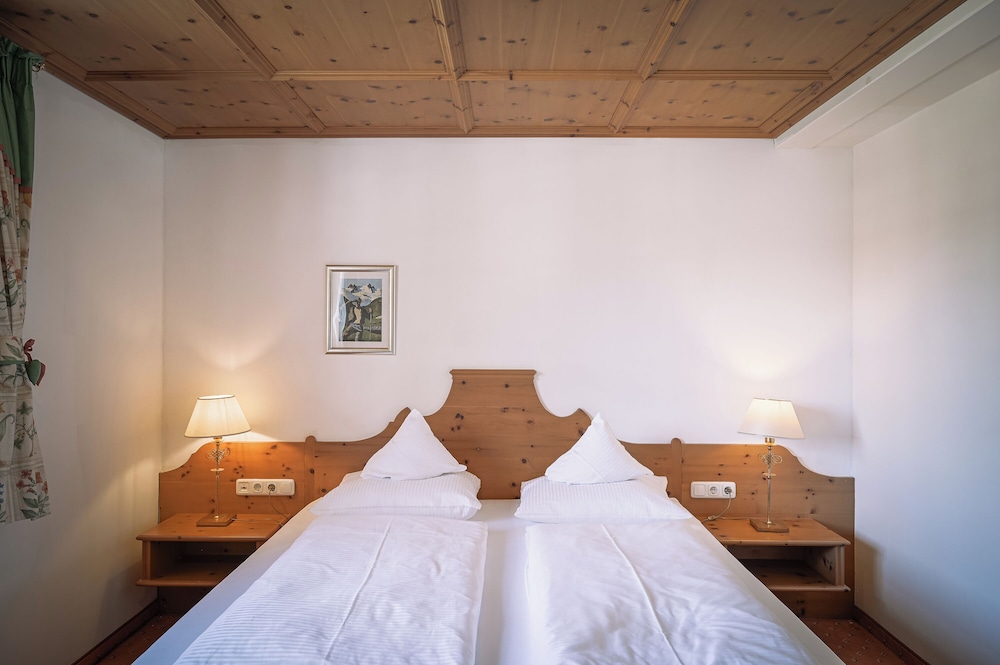 Suite, 1 King and 1 Single Beds, Queen Bed