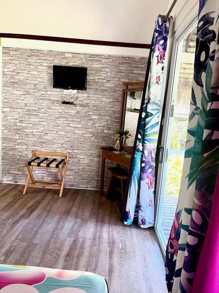Linareva Moorea Beach Resort 24/50