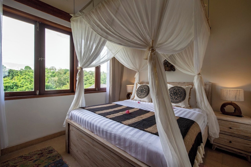 2 BEDROOMS, DUPLEX, DELUXE, POOL SIDE