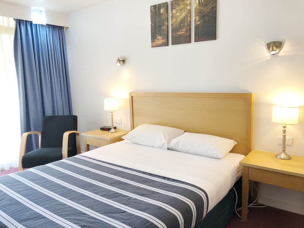 Statesman Motor Inn 6/47