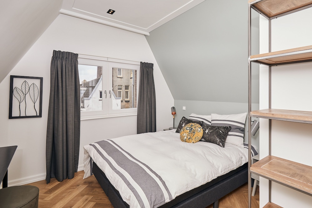 Damrak Short Stay Amsterdam 9/35