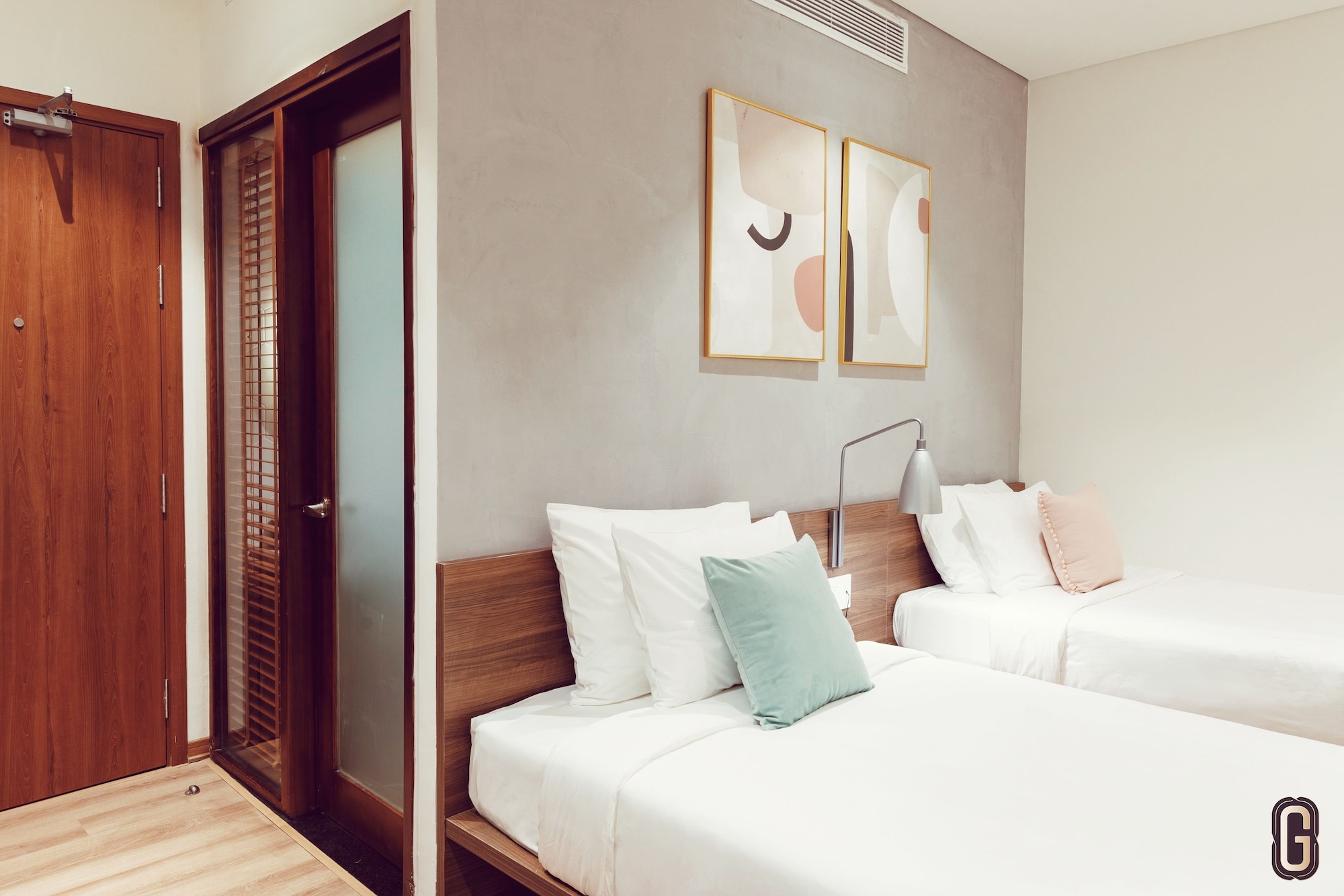 SUPERIOR, TWIN BEDS, NO WINDOW