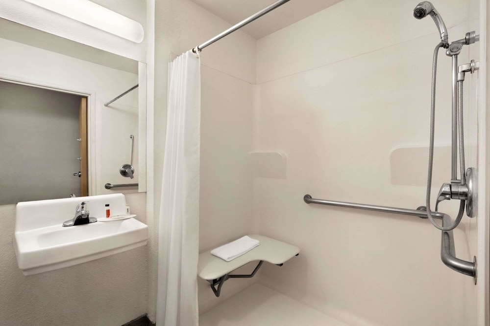 Travelodge By Wyndham Pecos 7/23