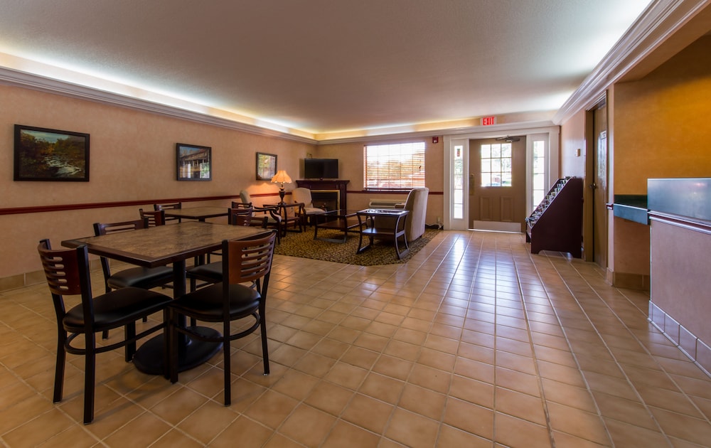 Country Hearth Inn & Suites Toccoa 21/23