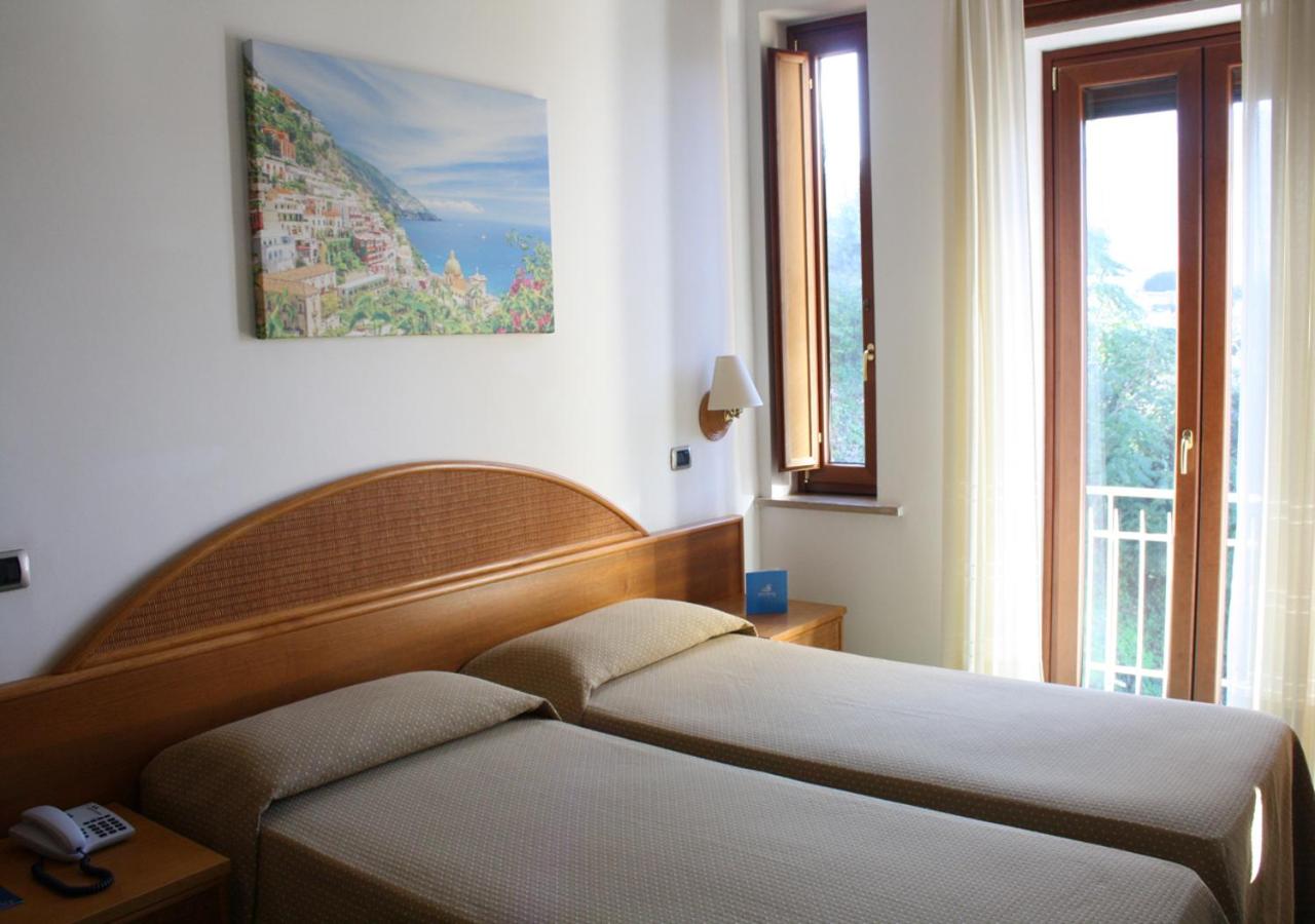 Room, Twin Beds, Lateral Side Sea View