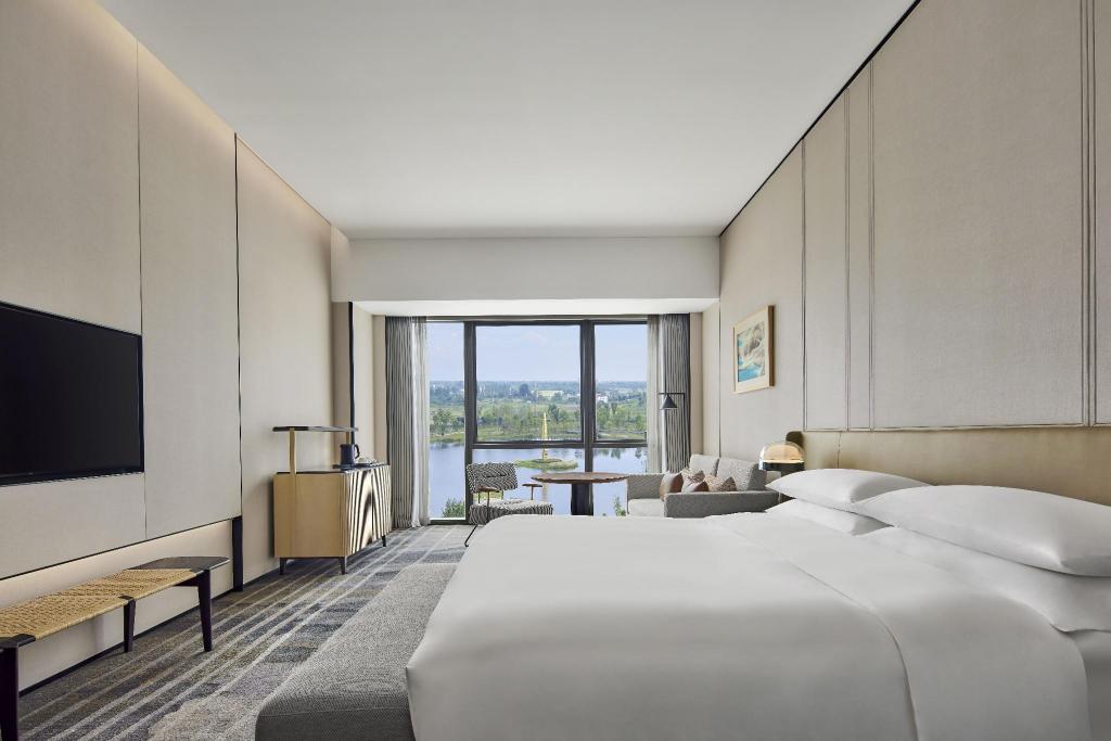 Guest Room, Premium, King Bed, Lake View