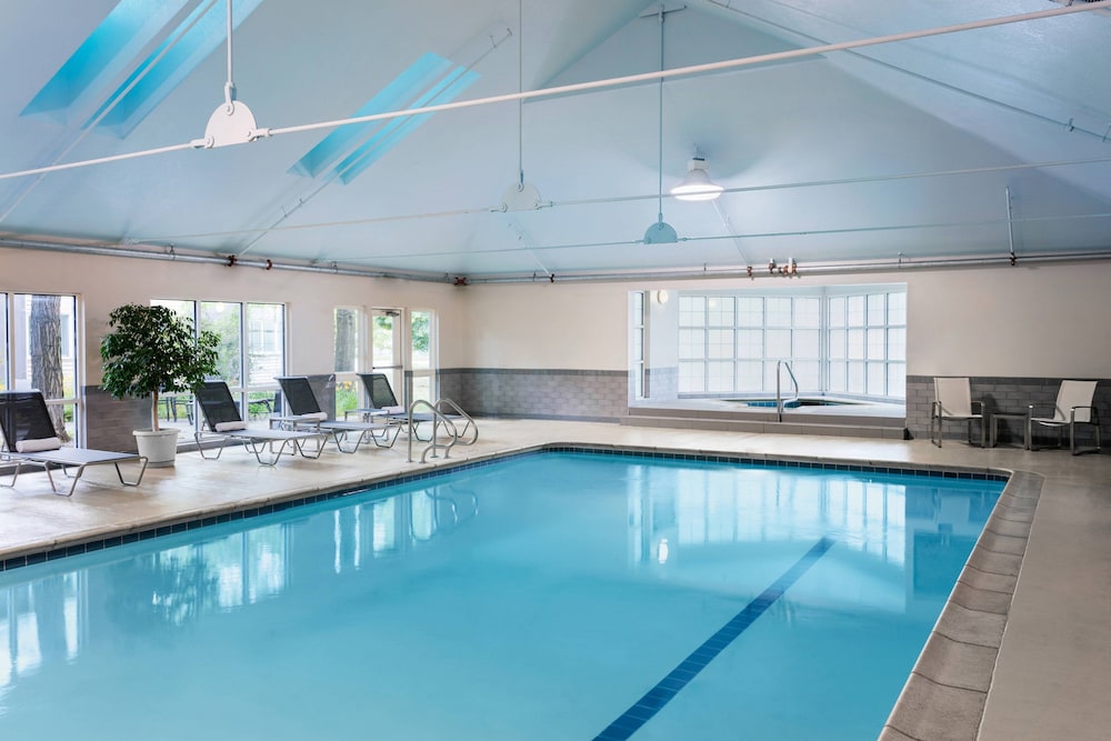 Delta Hotels by Marriott Burlington 16/42