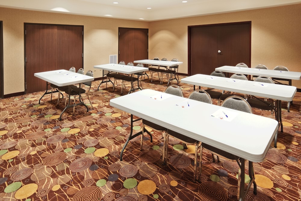 Holiday Inn Express Hotel & Suites Okmulgee 46/55
