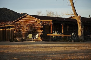 Pioneertown Motel 6/53
