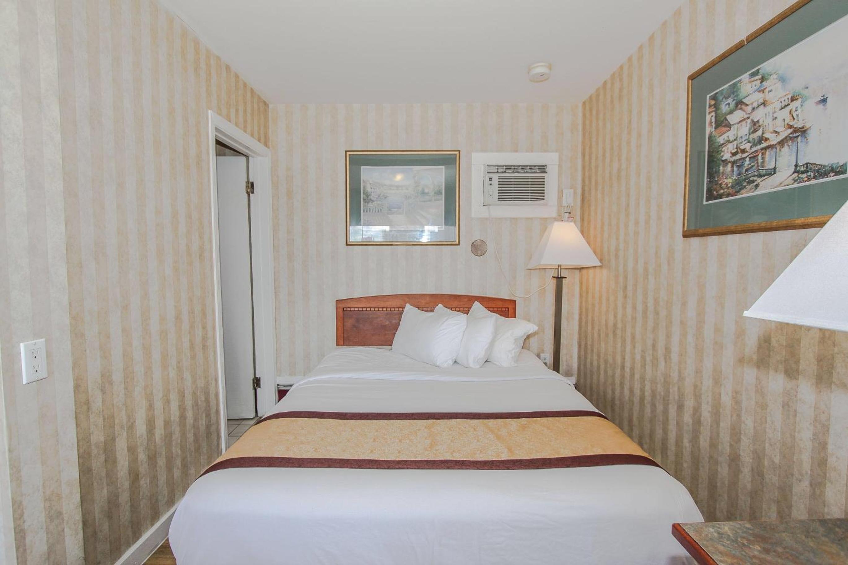 ROOM, QUEEN BED, KITCHENETTE