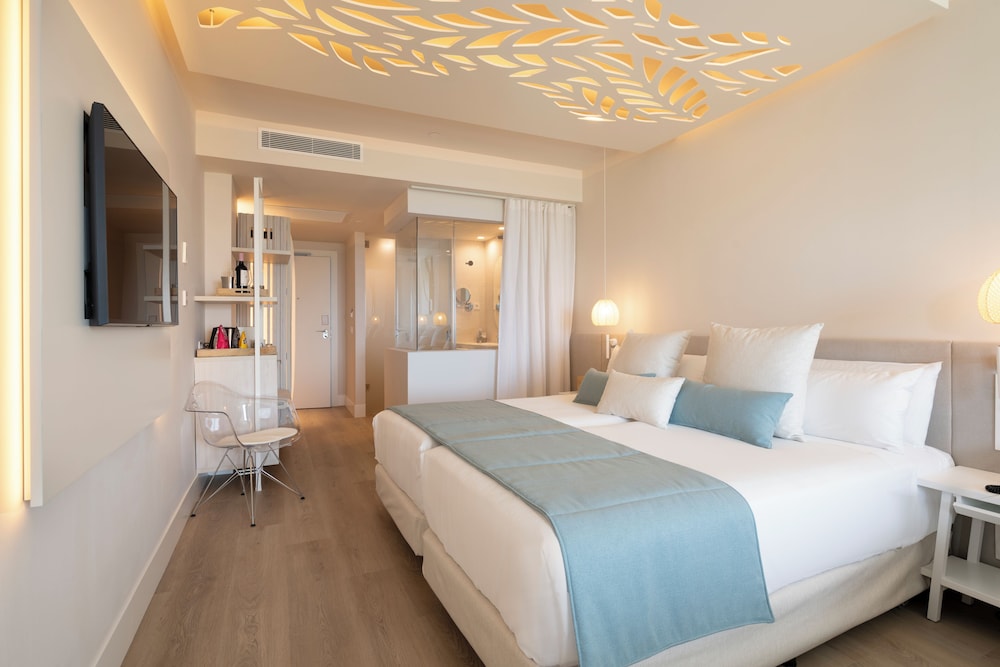 غرفة ثلاثية بسريرين منفصلين بإطلالة على البحر مع أريكة، Amare Beach Hotel Sancti Petri 4/10