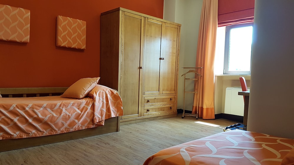ROOM, TWIN BEDS