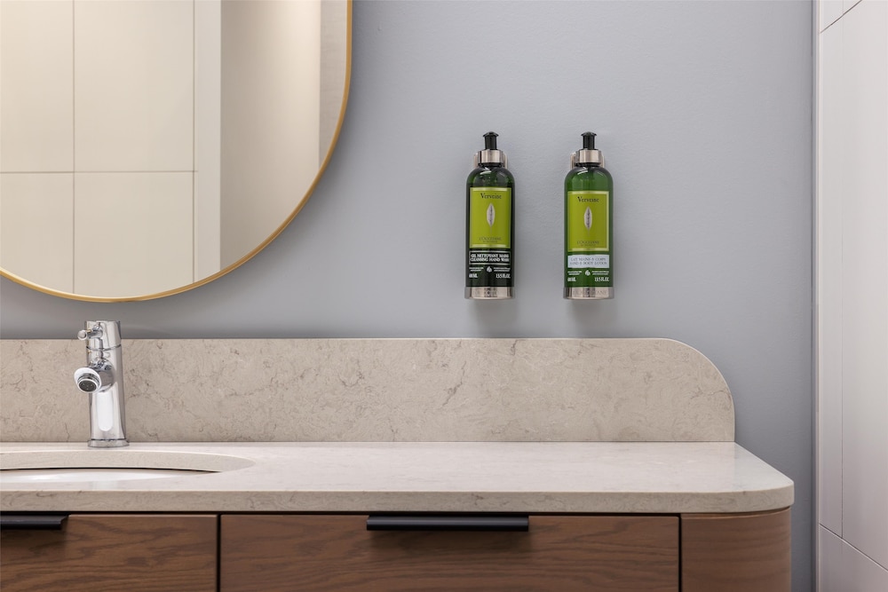 جناح جونيور بسرير كينج مع أريكة، Hotel Railwayparc Montreal, Tapestry Collection by Hilton 2/5
