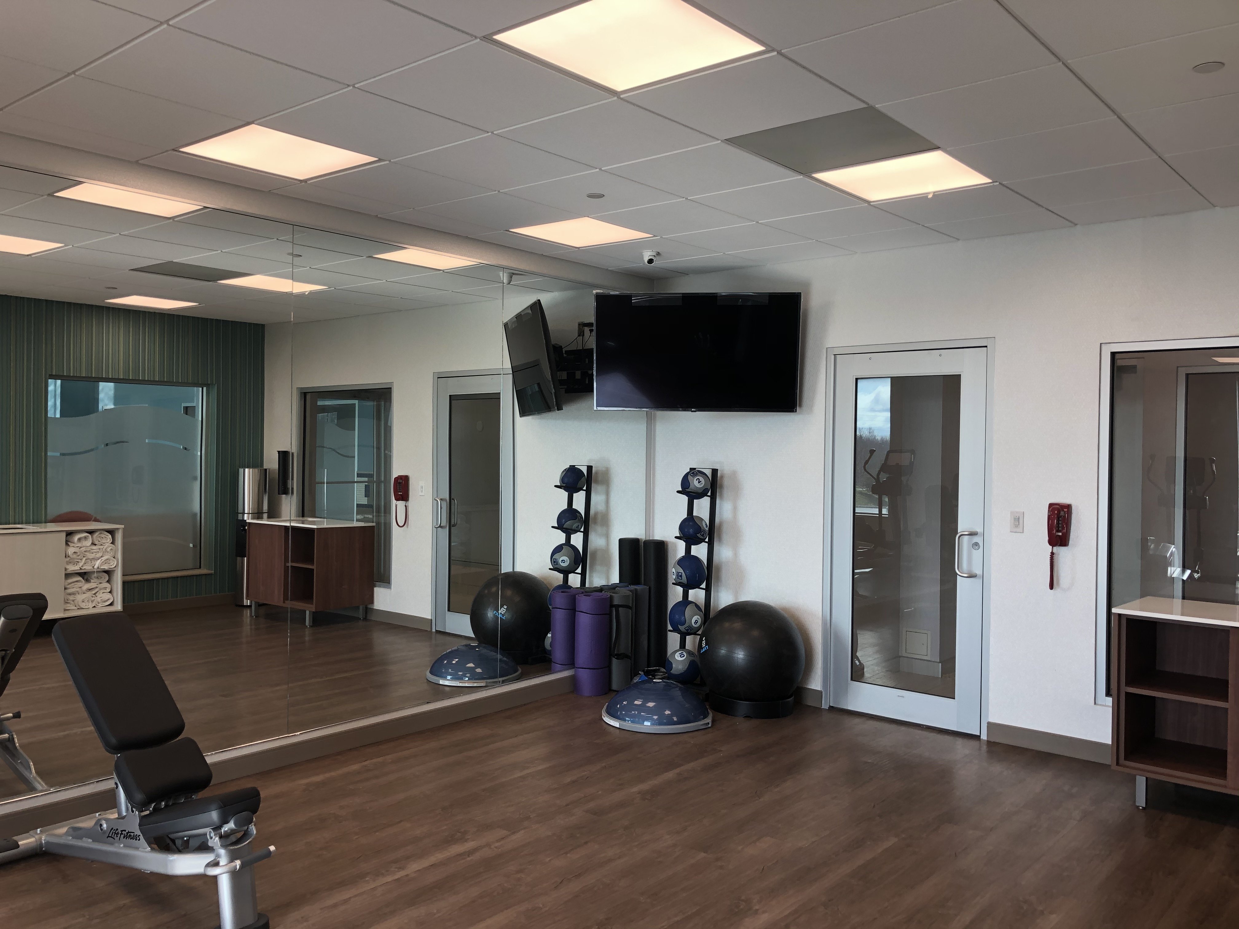 Holiday Inn Express Halifax Airport 44/65