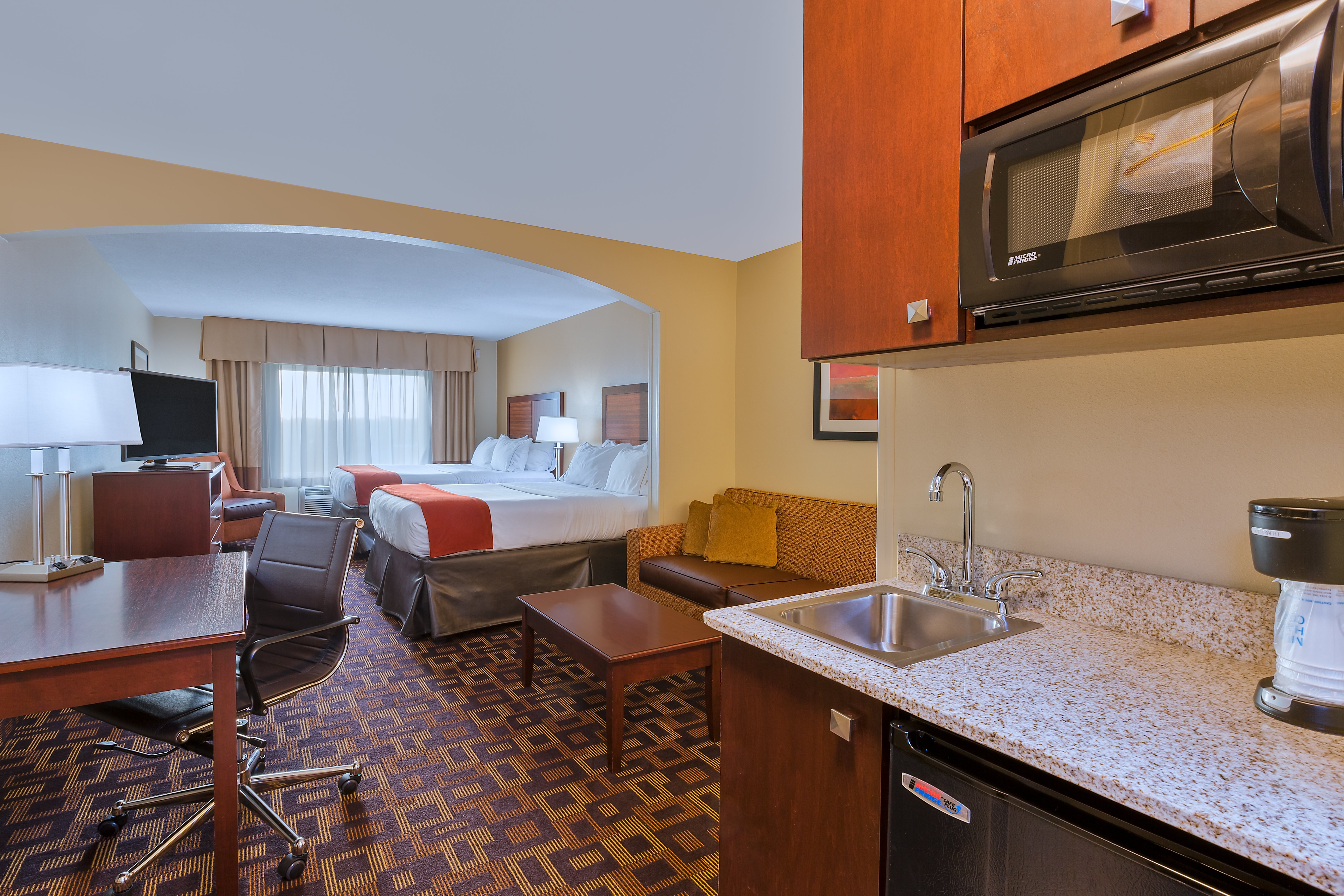 Holiday Inn Express Hotel and Suites Salina 60/62