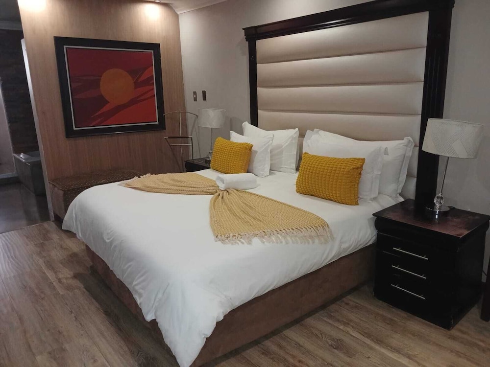 African Moon Corporate House 8/48