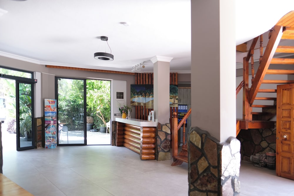 Woodline Hotel 5/33