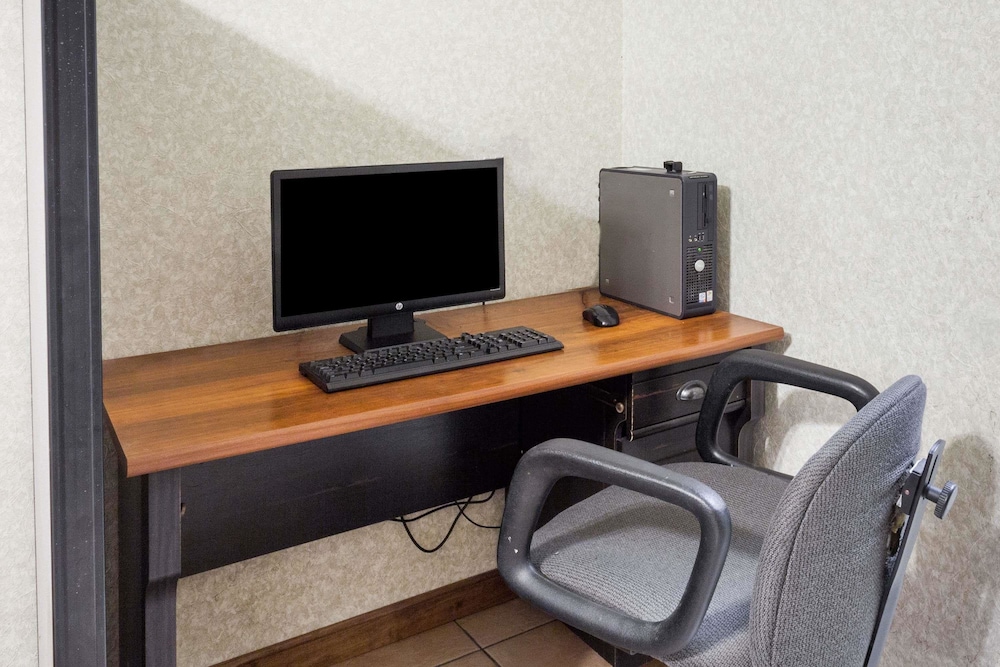 Days Inn & Suites by Wyndham Huntsville 13/19
