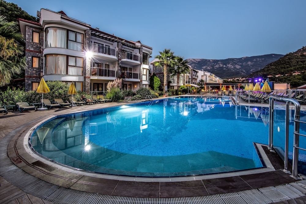 Tropical Deluxe Hotel 7/50