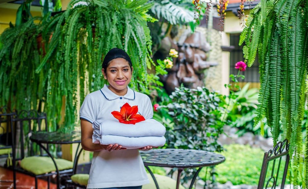 LAS CAMELIAS INN 5/50