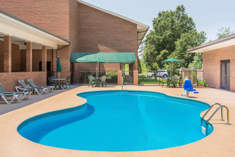 Days Inn by Wyndham Lexington 2/26