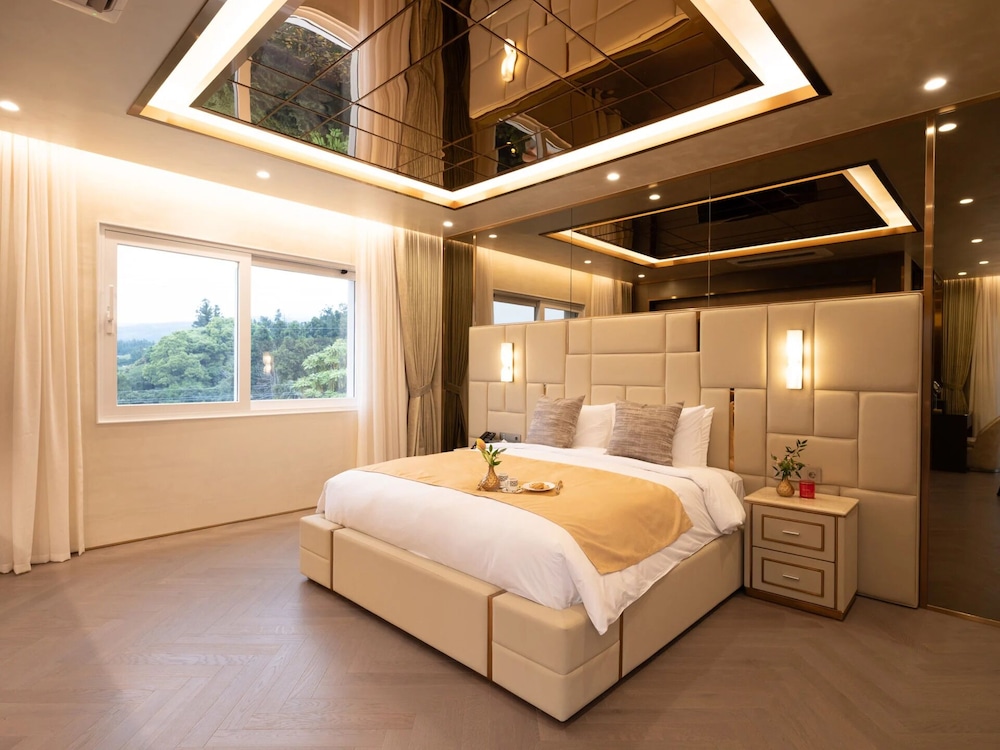 Pool, Villa, King and Twin Beds