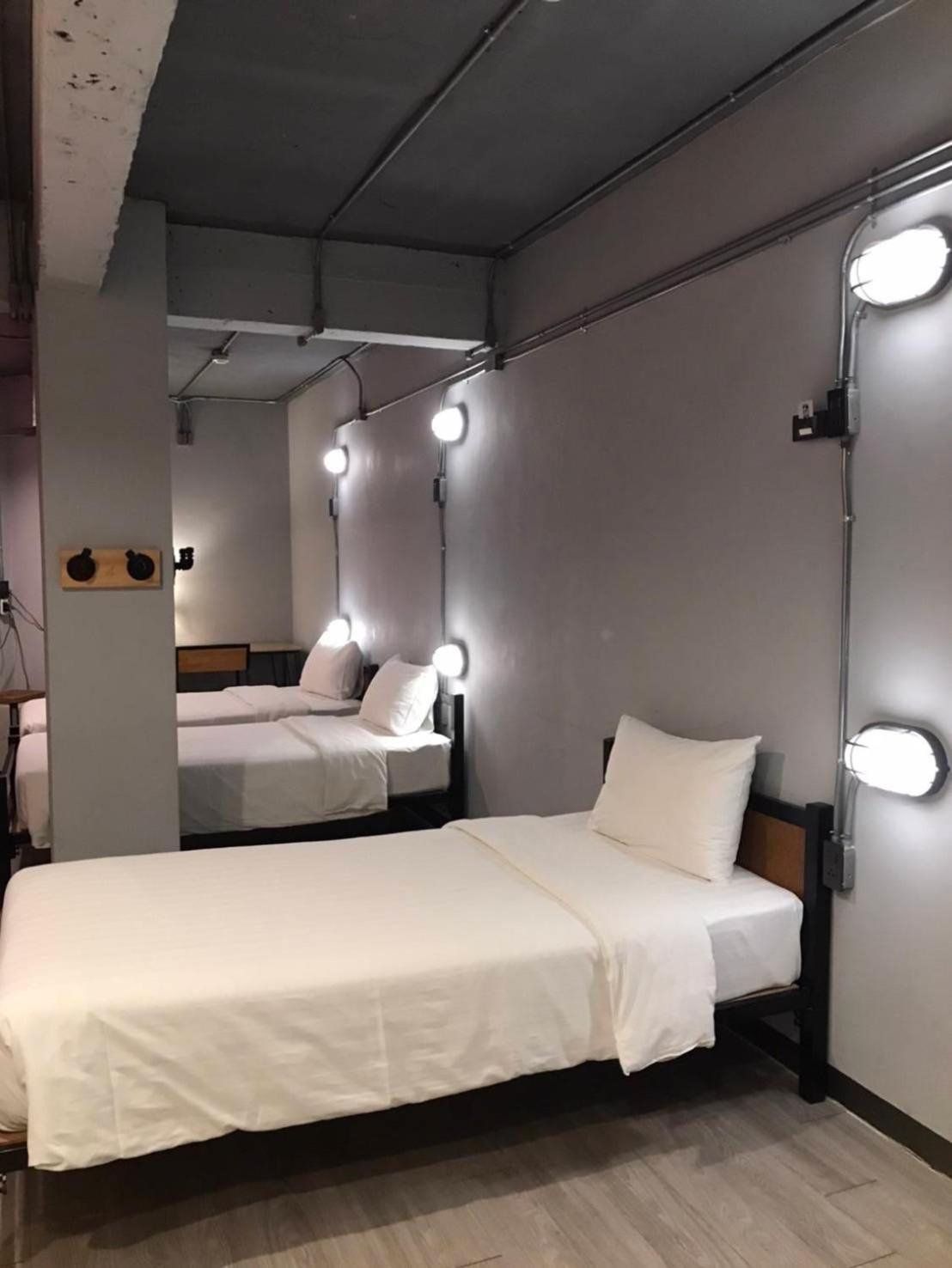 Room, Triple, No Window