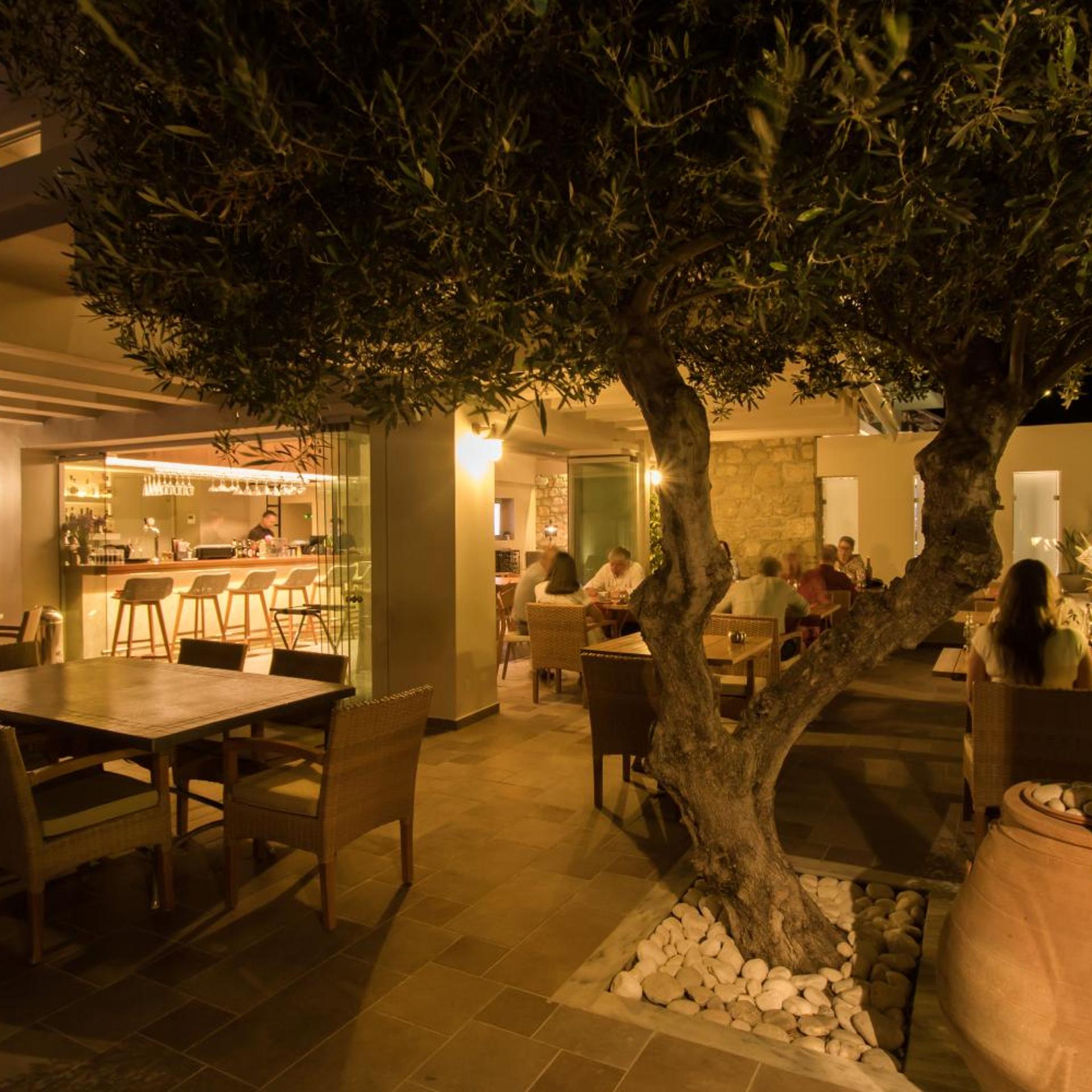 Parasol Luxury Hotel & Suites 77/80