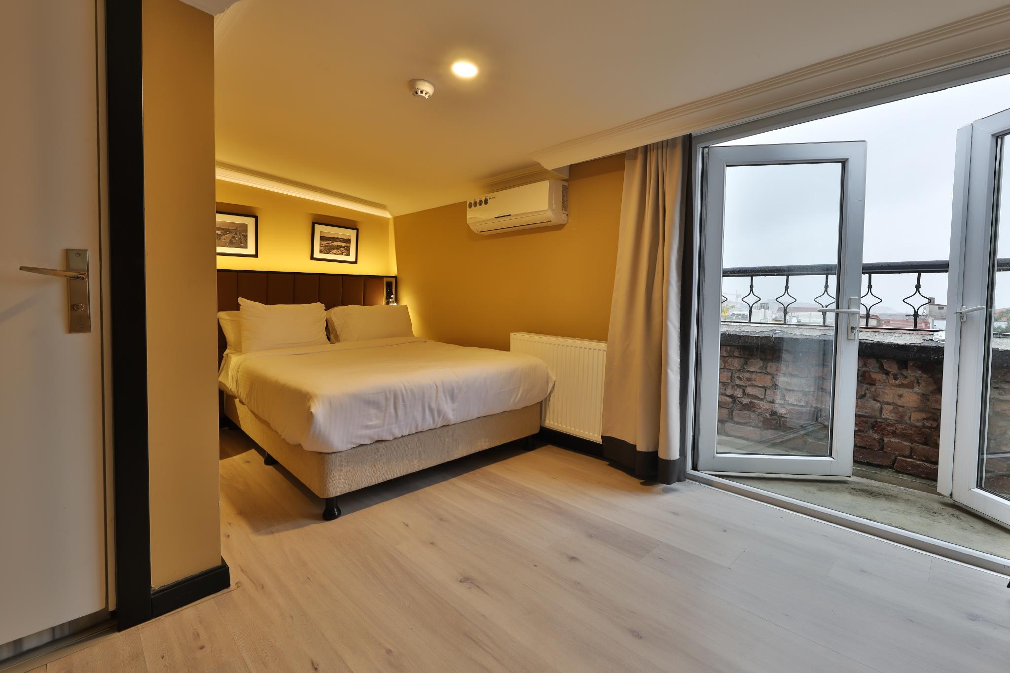 Room, Queen Bed, Balcony, Building a