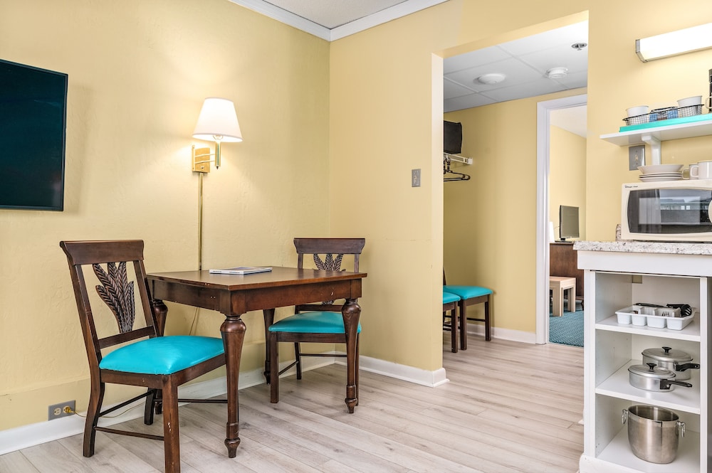 Cayman Suites Hotel 62/80