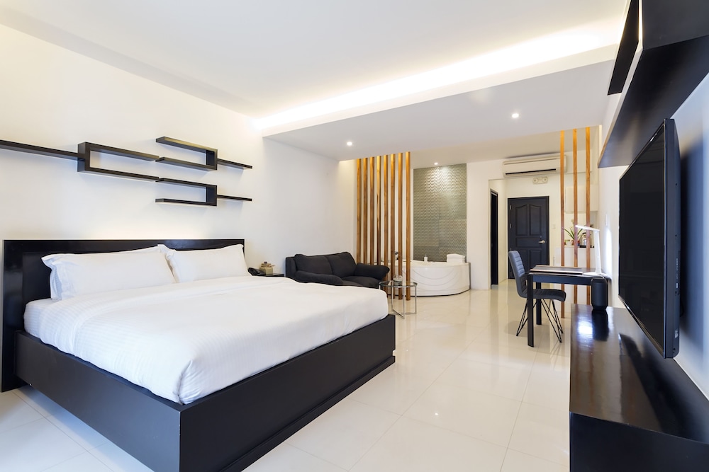 EXECUTIVE, SUITE, JETTED TUB