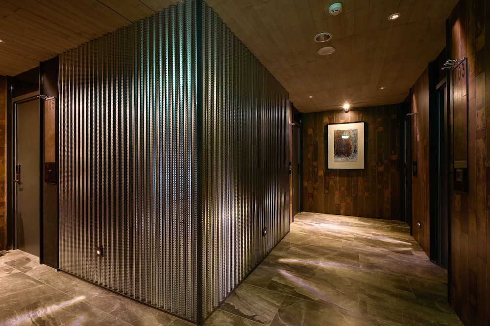 3 Door Hotel 6/76