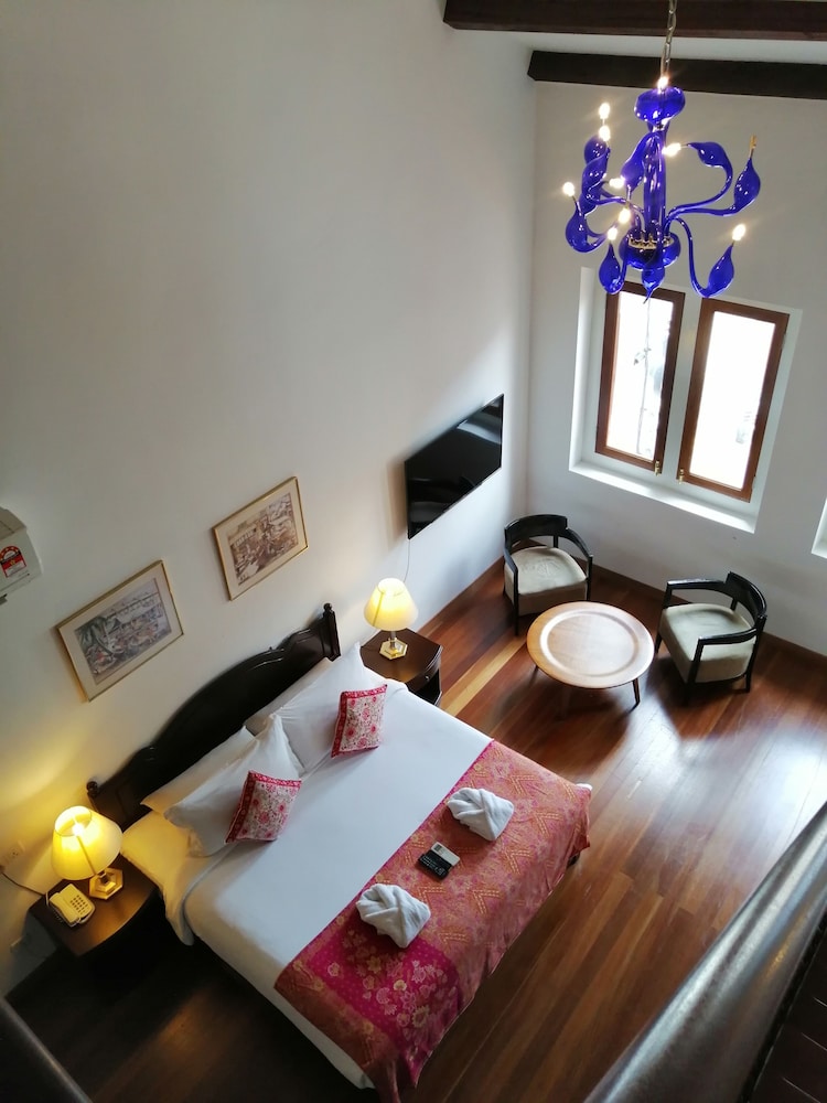 Heeren Straits Hotel 14/75