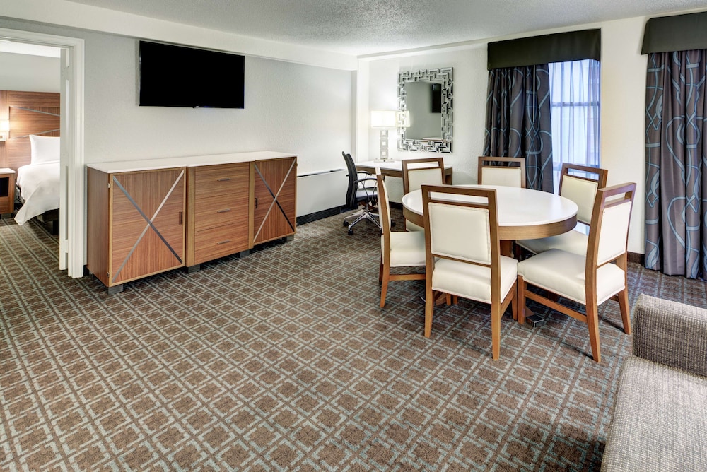 DoubleTree by Hilton Milwaukee Downtown 40/50