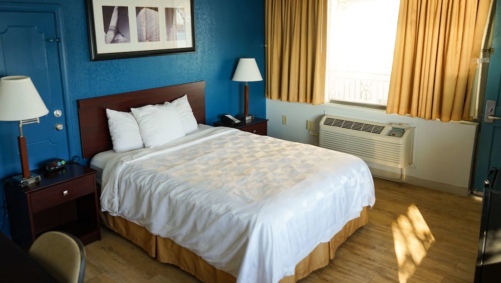 Airport Waterfront Inn 8/59
