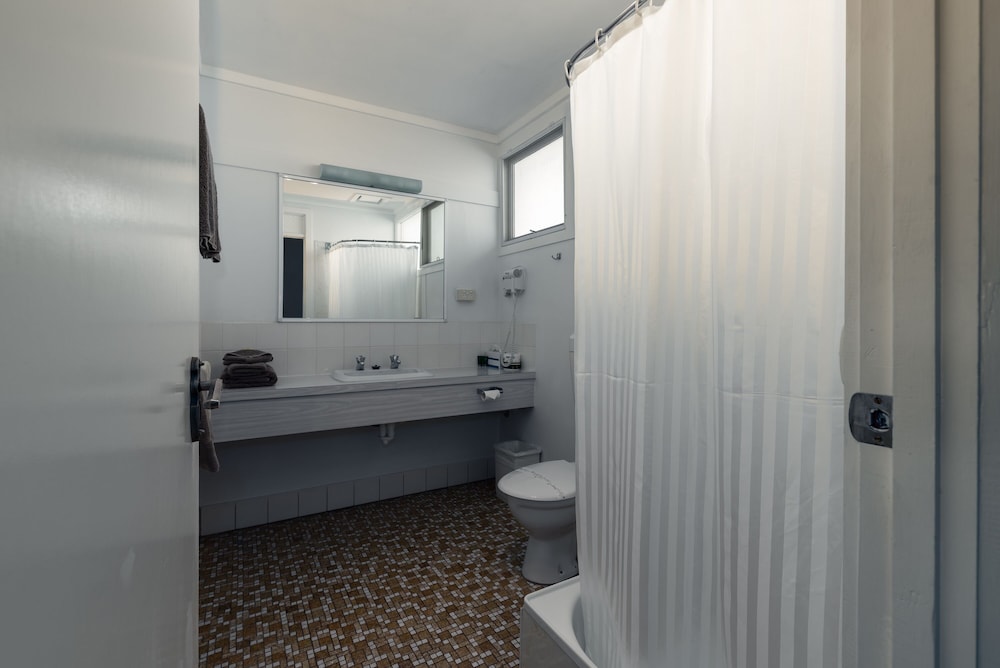 BARCLAY MOTOR INN 15/71
