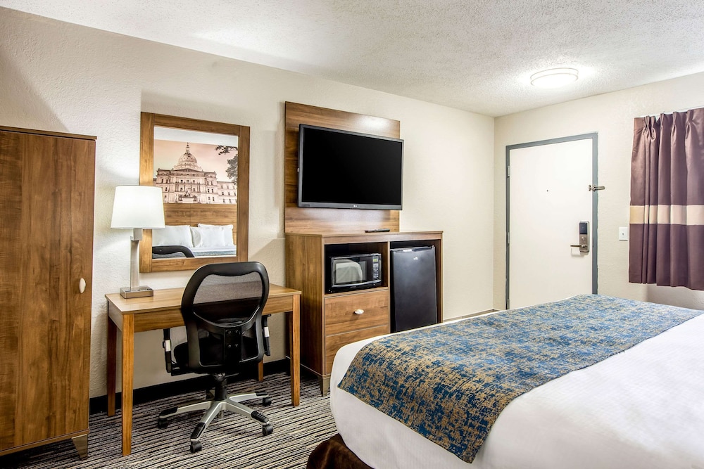 Clarion Pointe East Lansing University Area 10/33