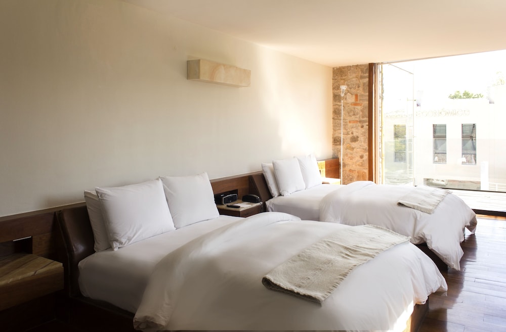 room, 2 queen beds, balcony