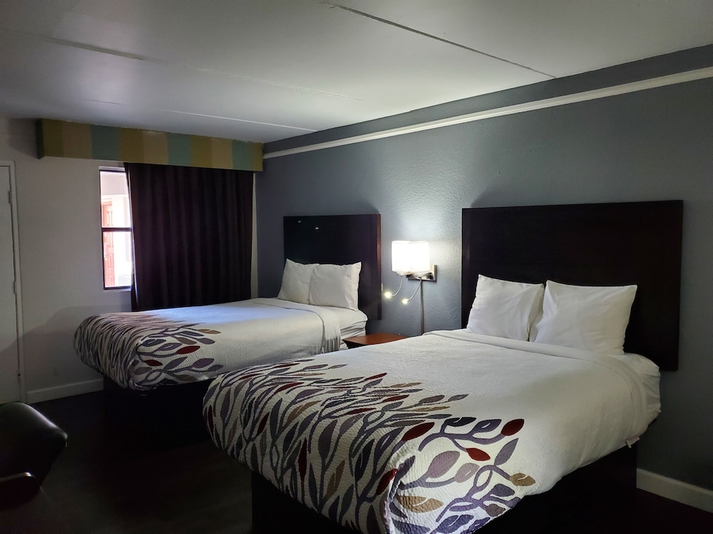 DELUXE, 2 QUEEN BEDS, SMOKING